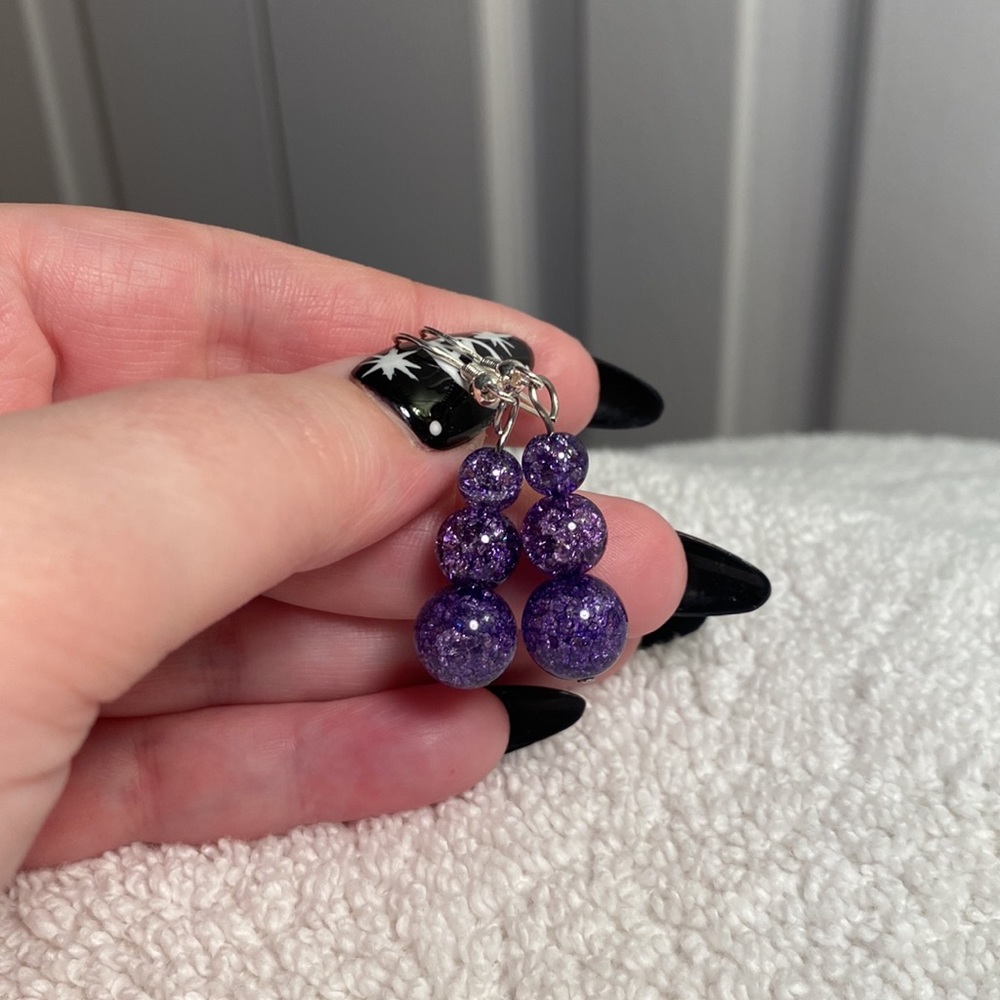 Handmade, purple crackle glass beaded earrings - Picture 3 of 4